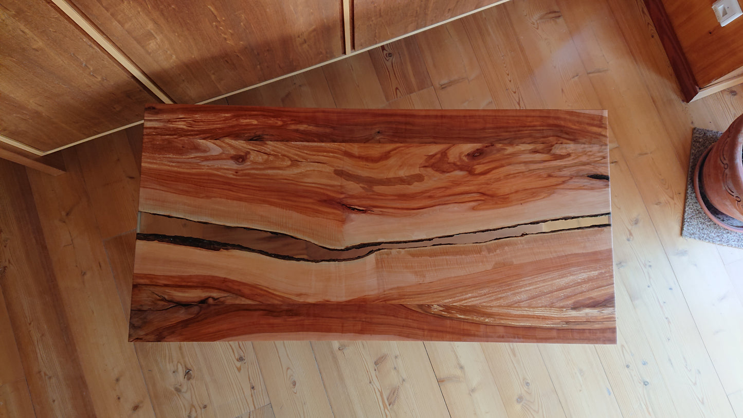 Couchtisch Florenz – Apfelholz & Epoxidharz | Handgefertigter Designer-Tisch