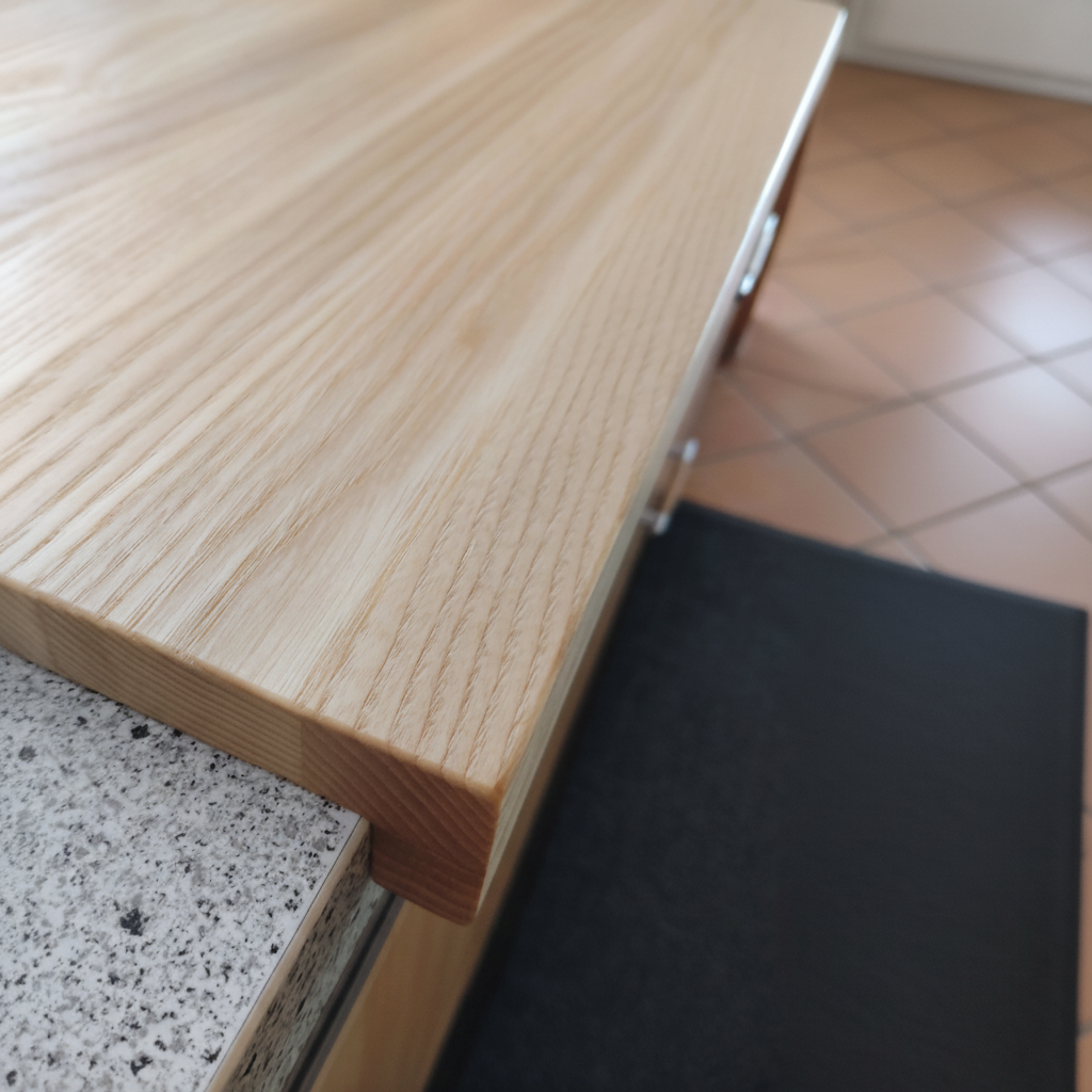 Backbrett „Kreta“ aus Esche mit stabiler Anschlagleiste, Detailaufnahme, handgefertigt