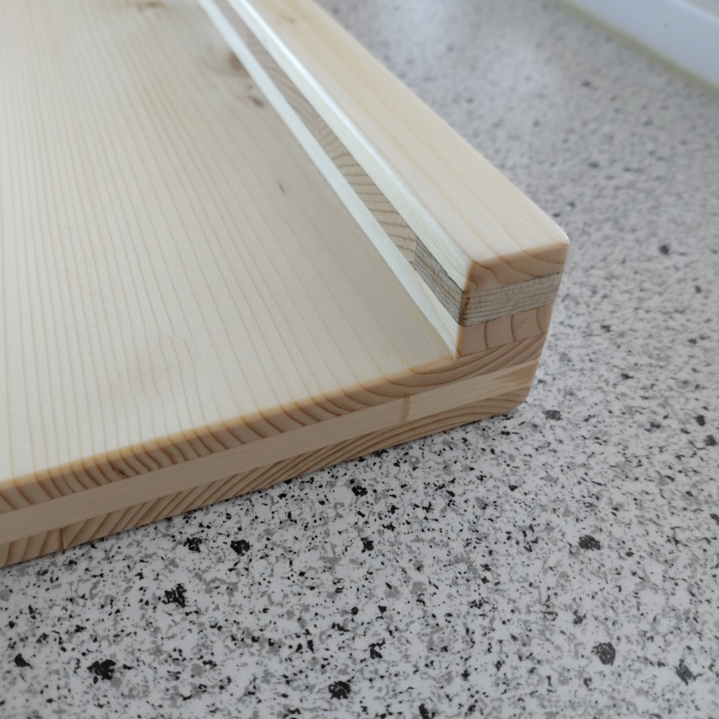 Backbrett „Kreta“ aus Fichte mit stabiler Anschlagleiste, Detailaufnahme, handgefertigt