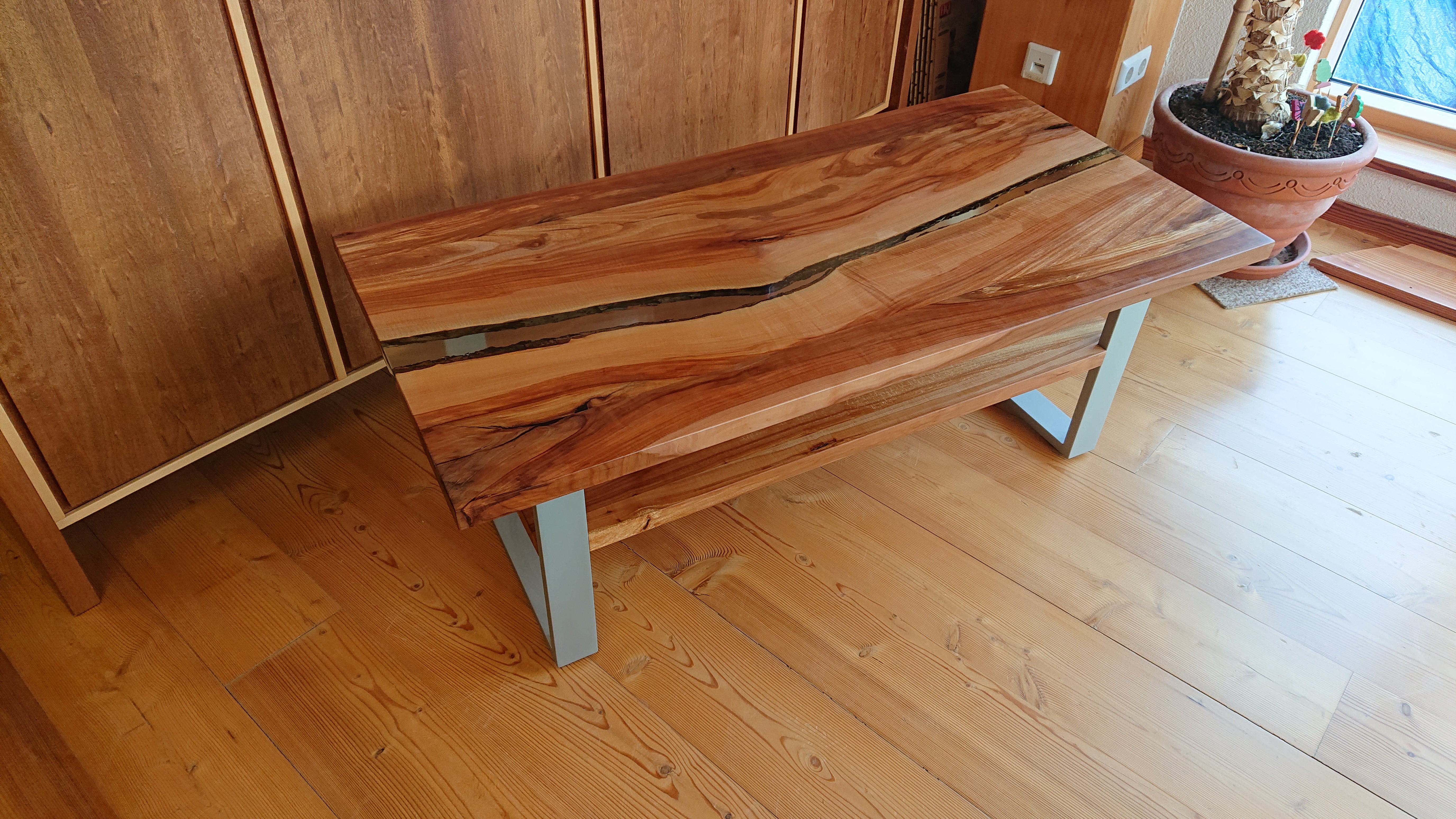 Seitenansicht des Couchtischs „Florenz“ aus Apfelholz mit Epoxidharz