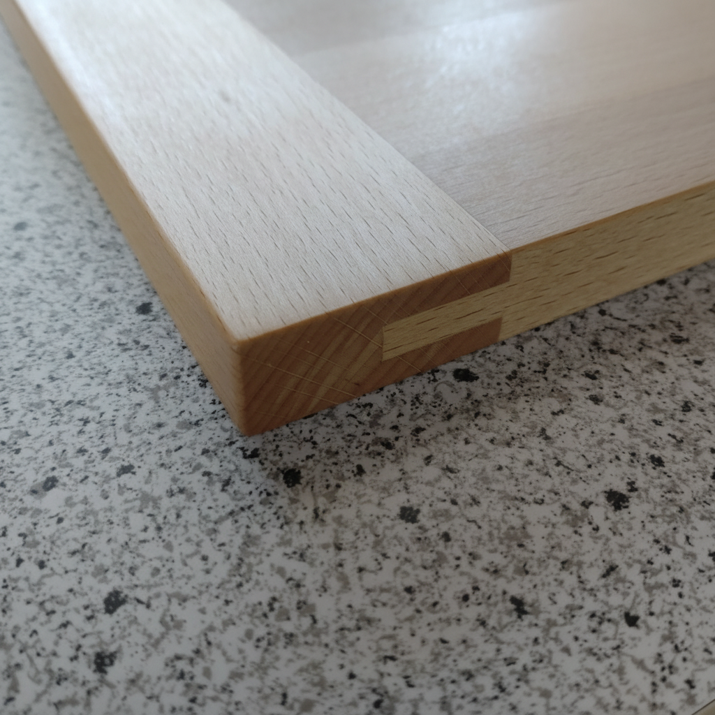 Schneidebrett „Corsica“ aus Buche, Detail der beidseitigen Hirnholzleisten, handgefertigt