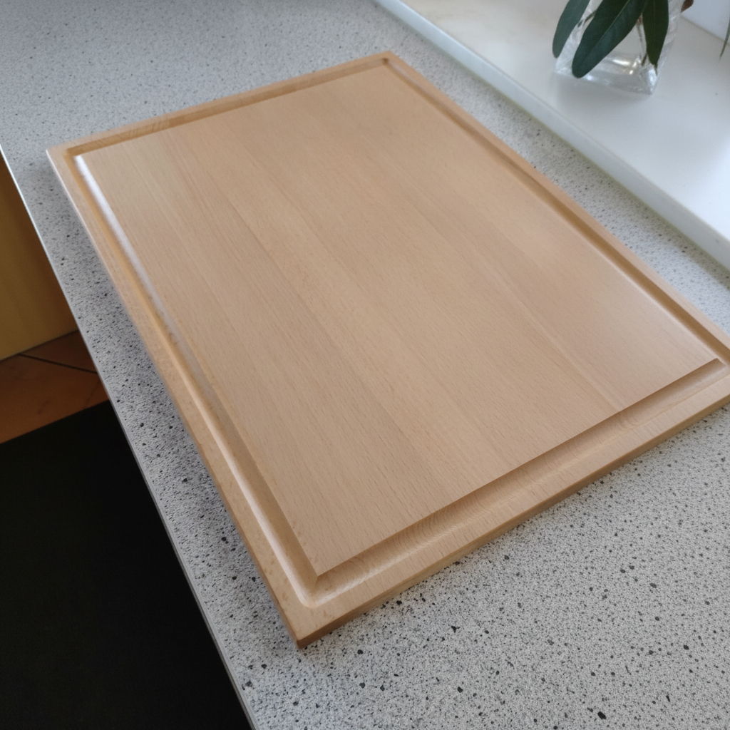 Schneidebrett „Santorini“ aus Buchenholz beim Schneiden von Fleisch und Gemüse