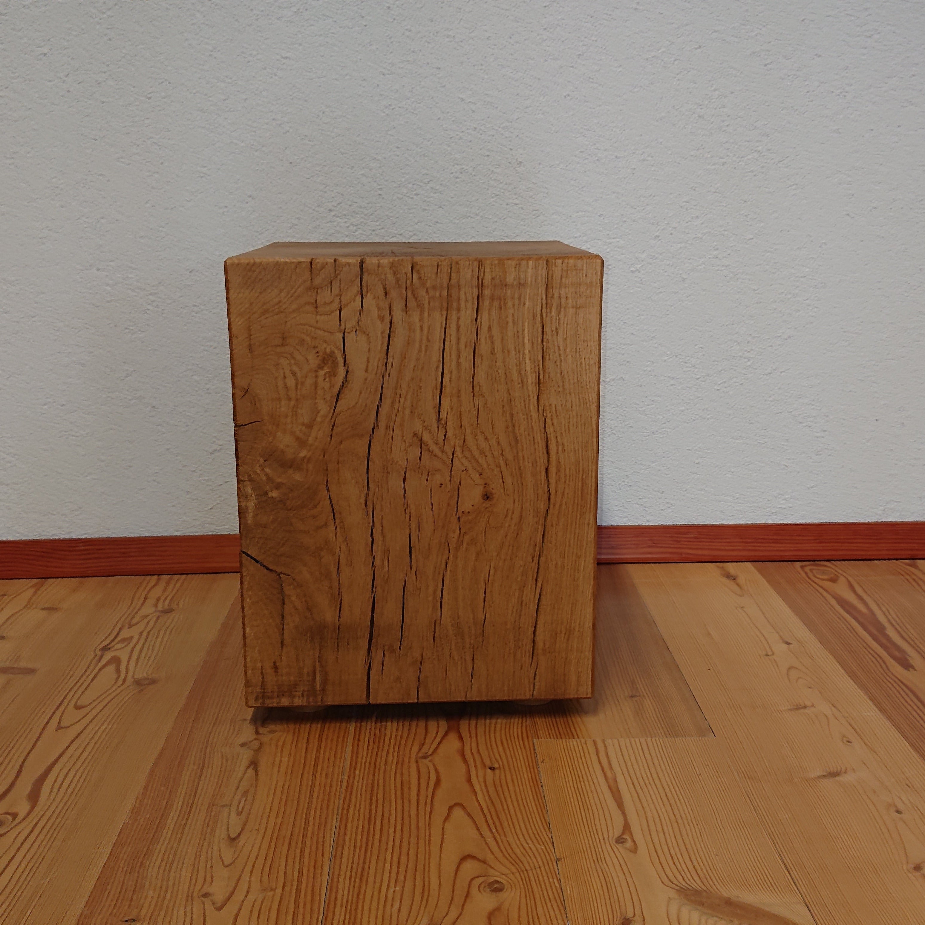 Seitenansicht des Sitzhockers „Oslo“ aus Eiche