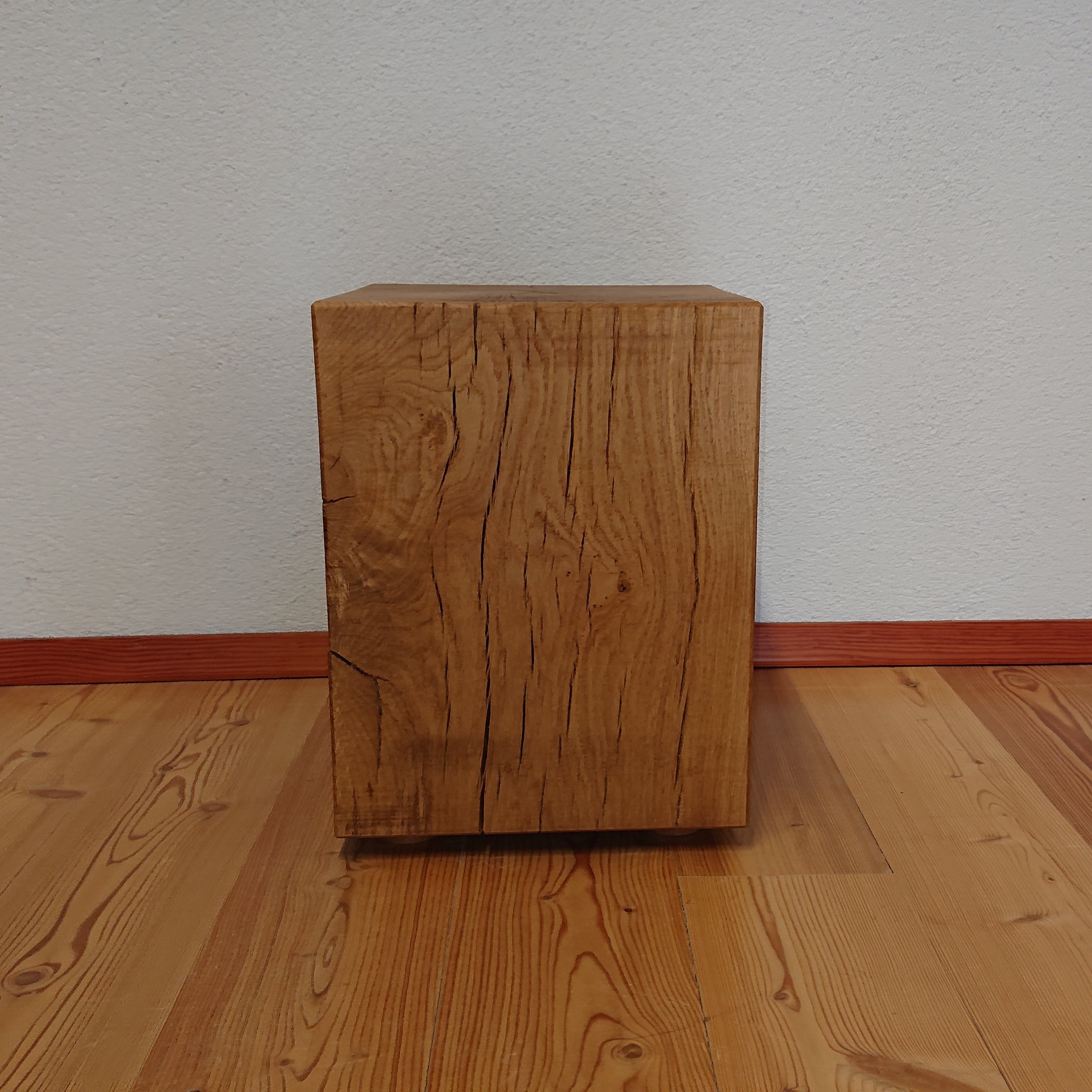 Sitzhocker „Oslo“ aus Eiche als zusätzlicher Sitzplatz im Wohnzimmer