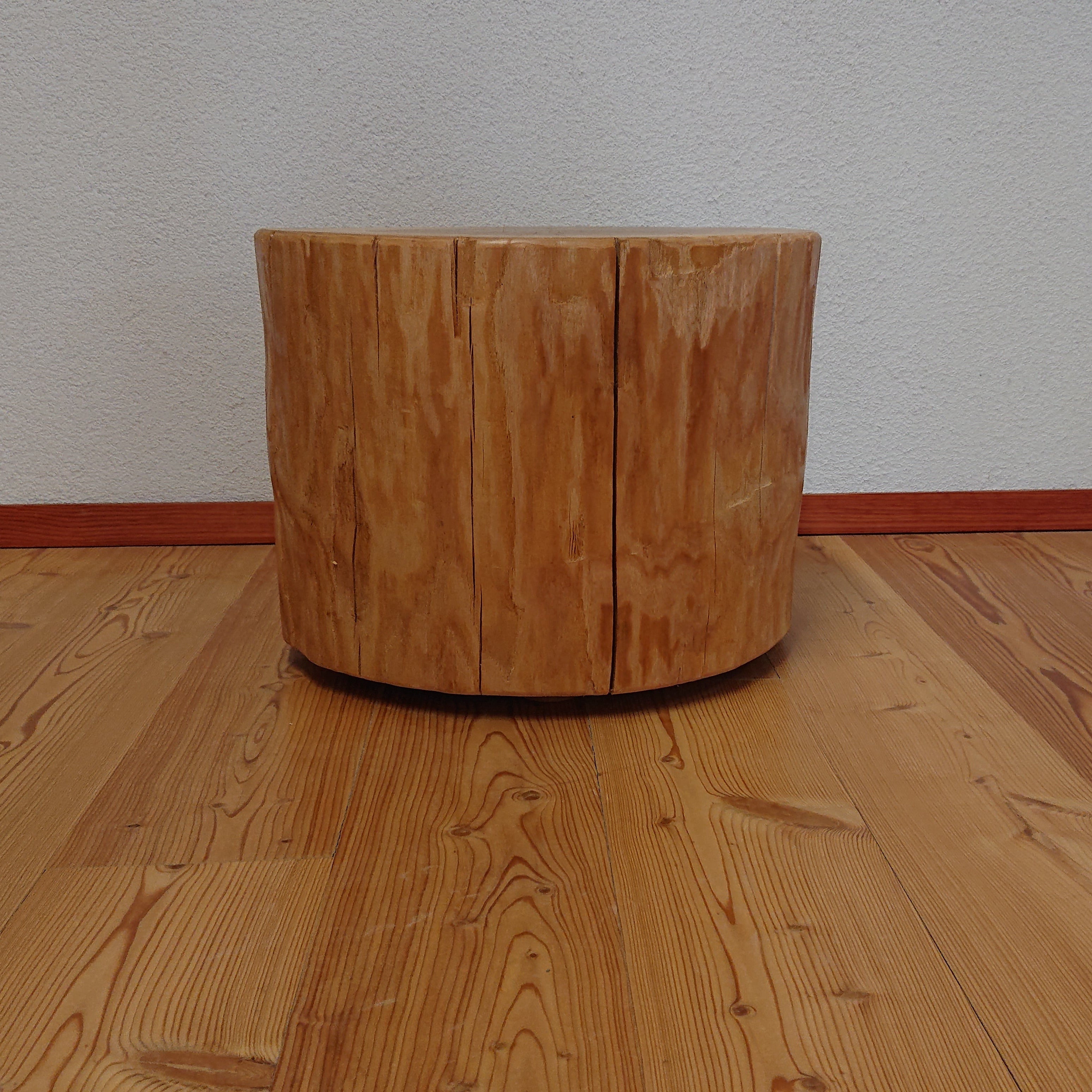 Sitzhocker „Stockholm“ aus Esche als zusätzliche Sitzgelegenheit im Wohnzimmer