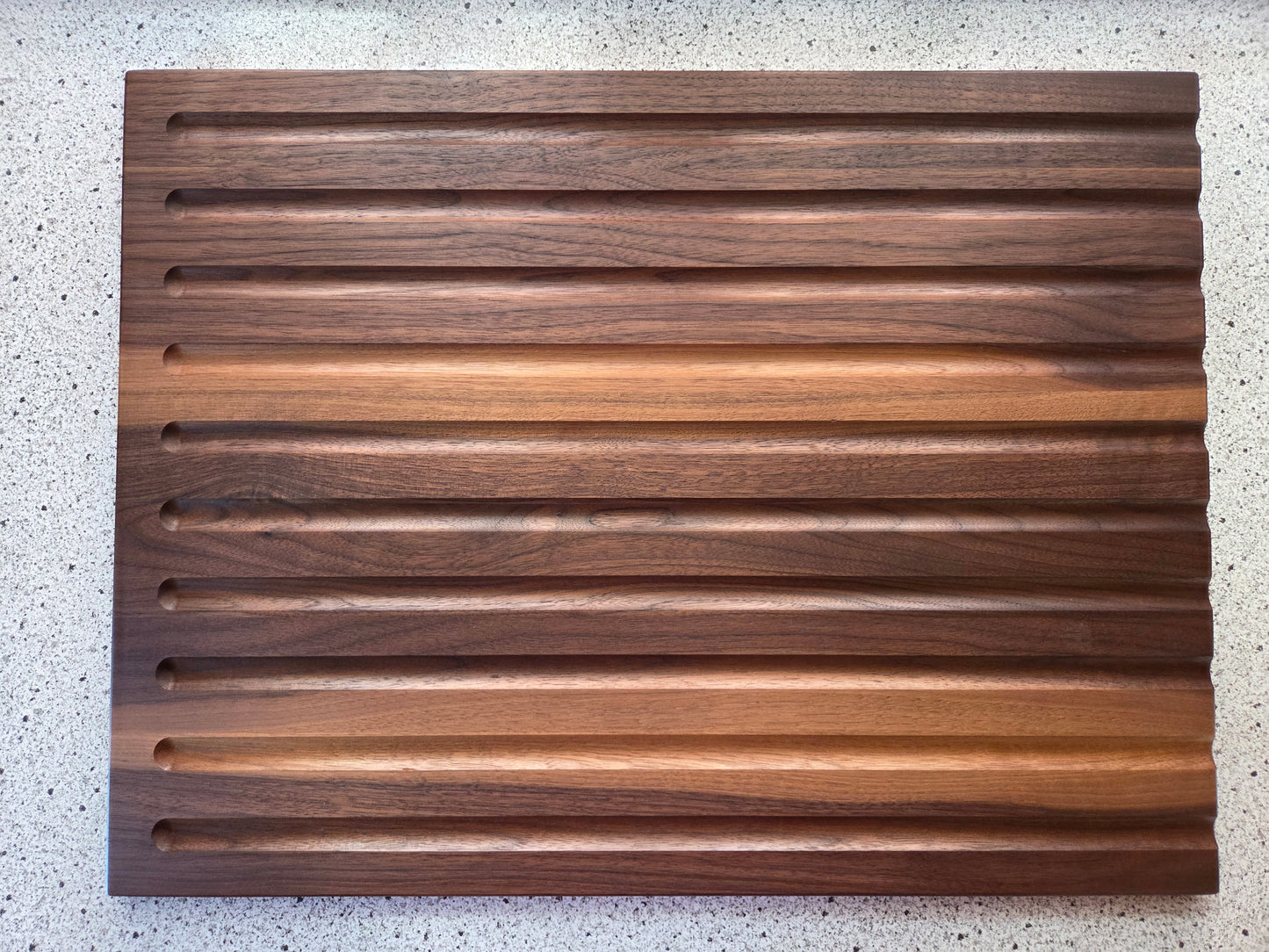 Schneidebrett Sardinien Brotschneidebrett mit Griffen und Krümelrillen