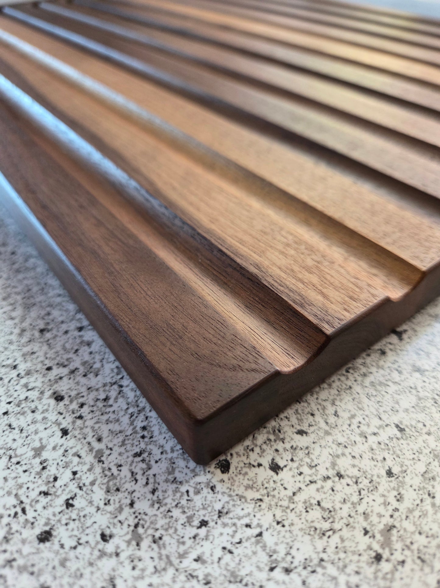 Schneidebrett Sardinien Brotschneidebrett mit Griffen und Krümelrillen