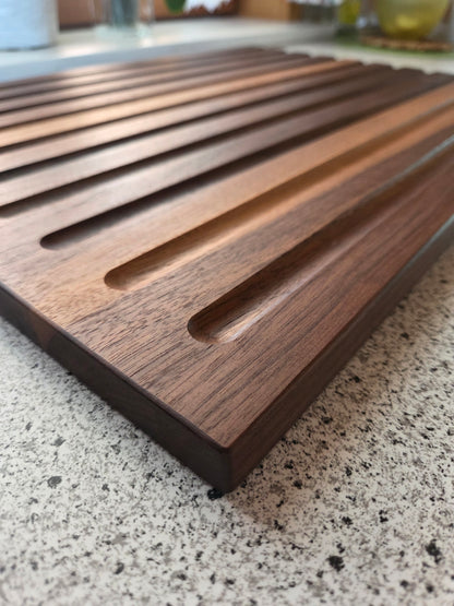 Schneidebrett Sardinien Brotschneidebrett mit Griffen und Krümelrillen