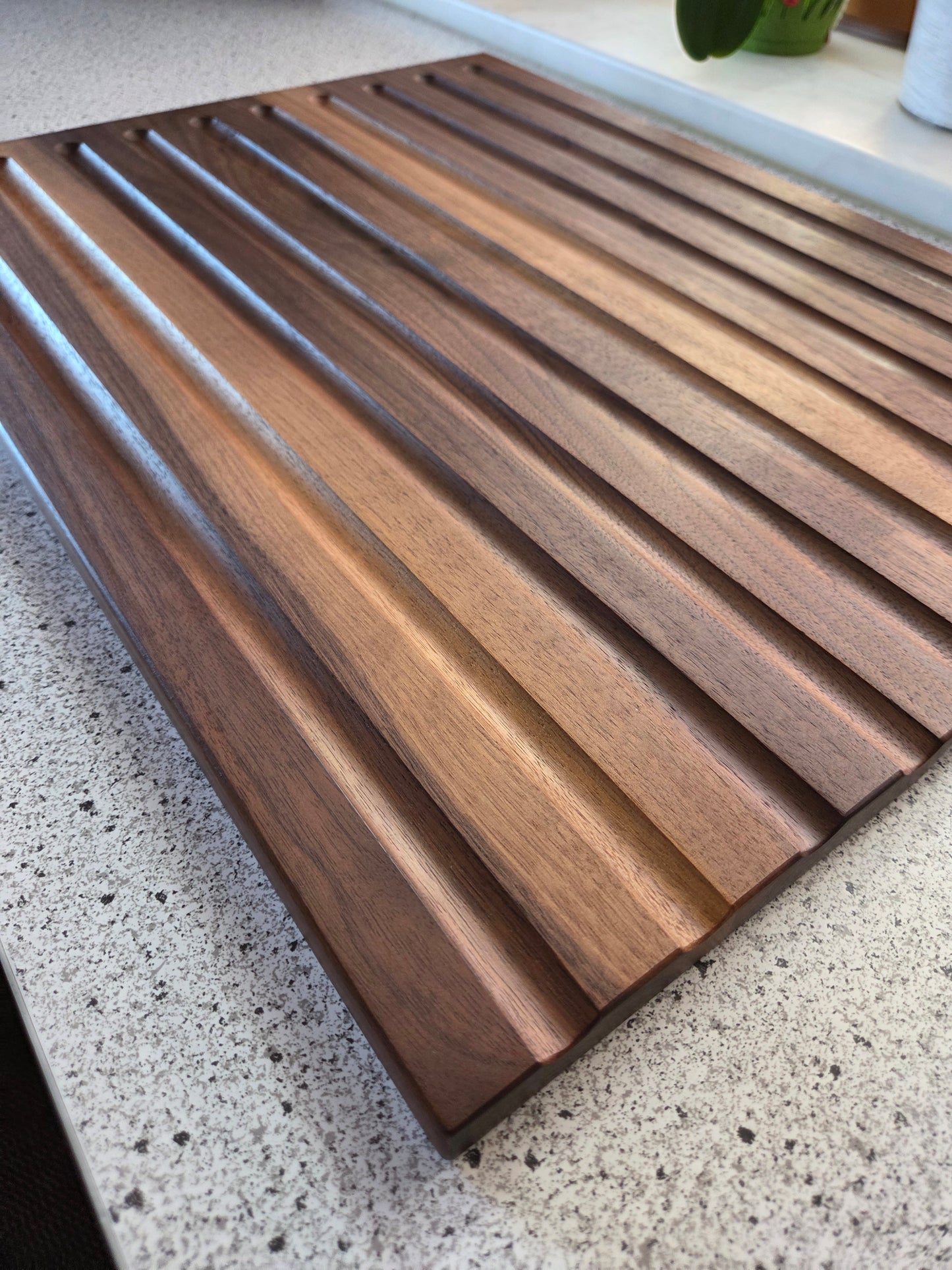 Schneidebrett Sardinien Brotschneidebrett mit Griffen und Krümelrillen