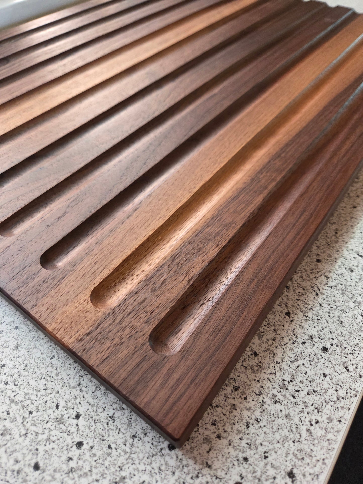 Schneidebrett Sardinien Brotschneidebrett mit Griffen und Krümelrillen