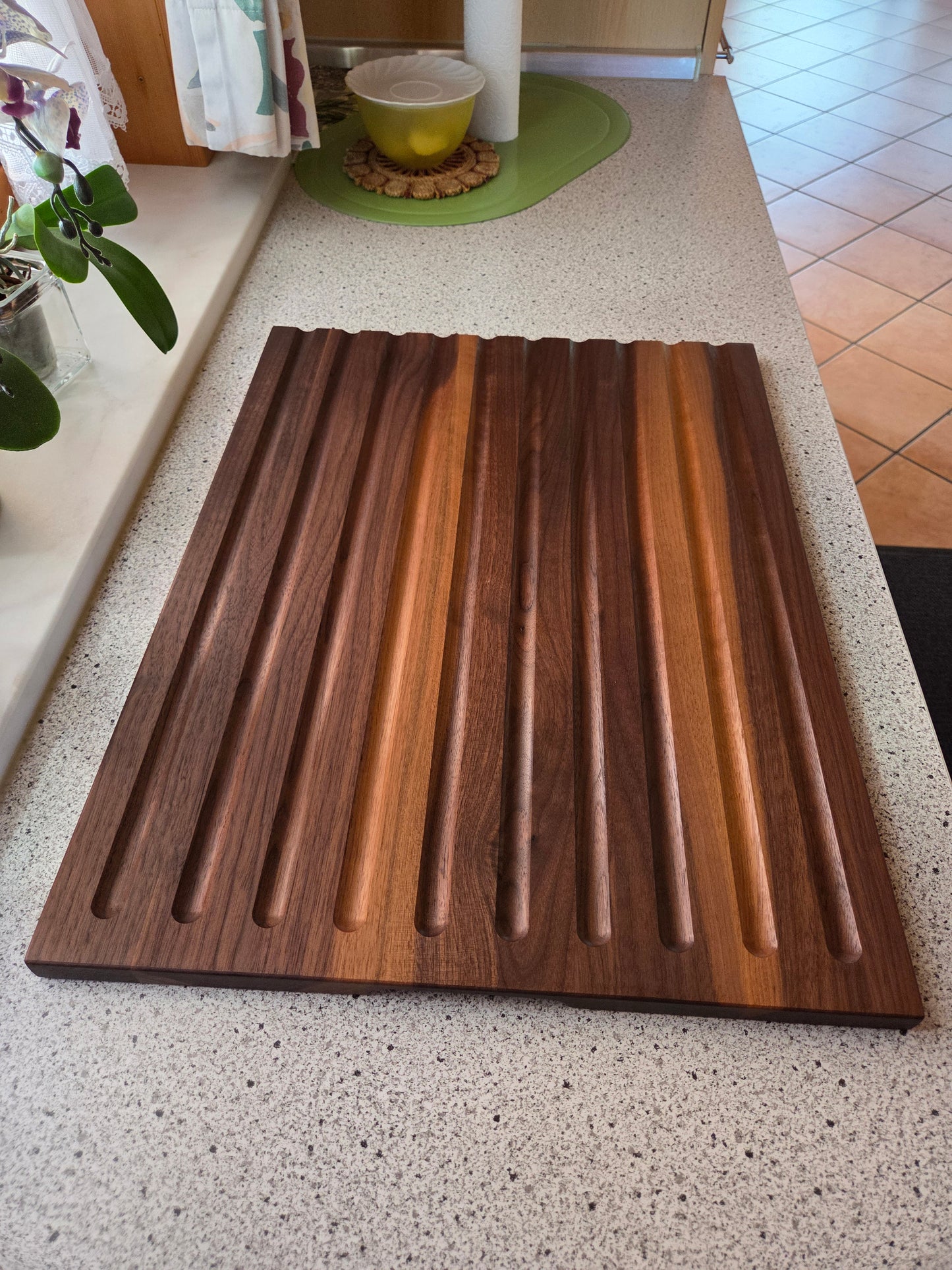 Schneidebrett Sardinien Brotschneidebrett mit Griffen und Krümelrillen