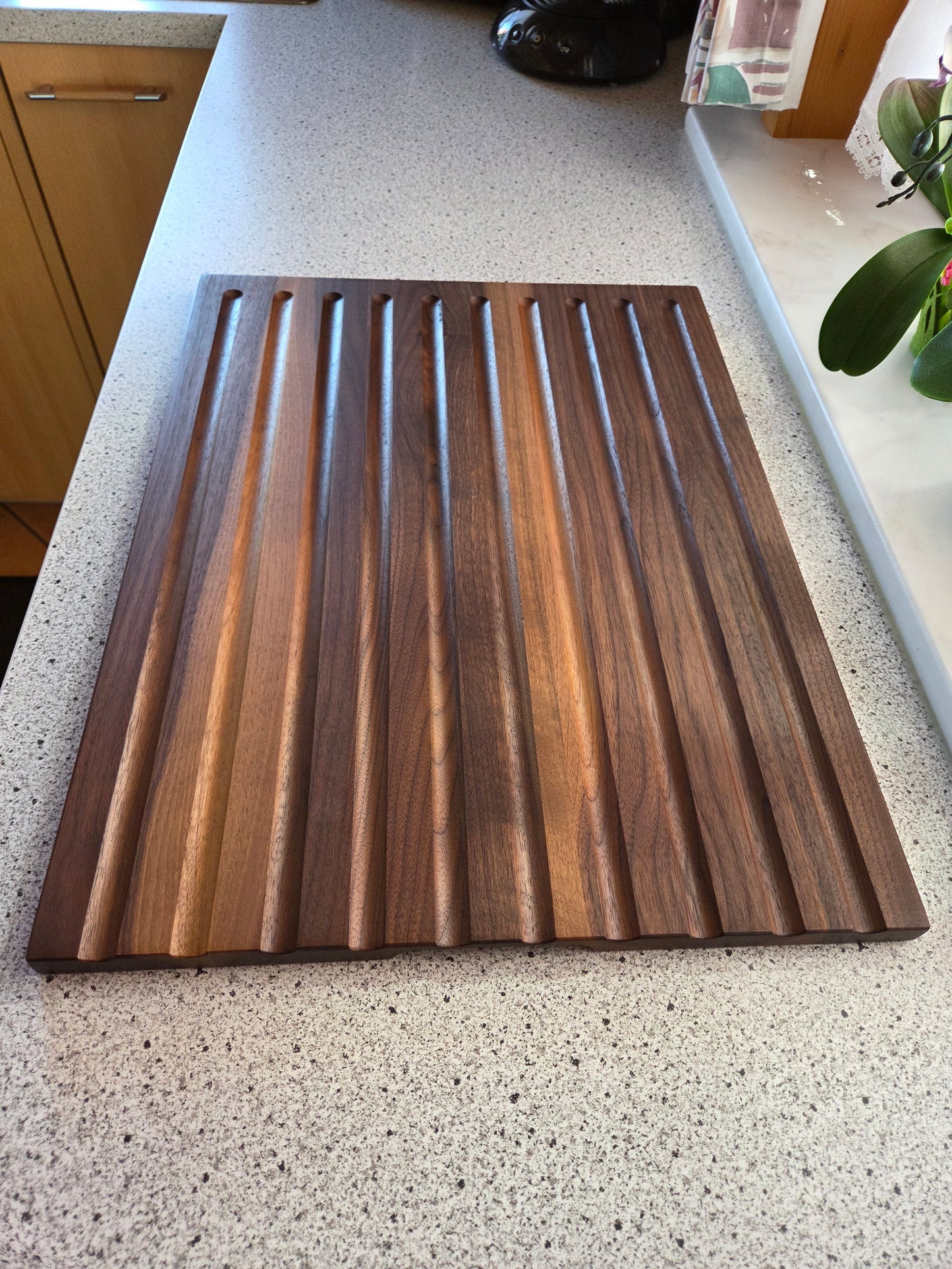 Schneidebrett Sardinien Brotschneidebrett mit Griffen und Krümelrillen