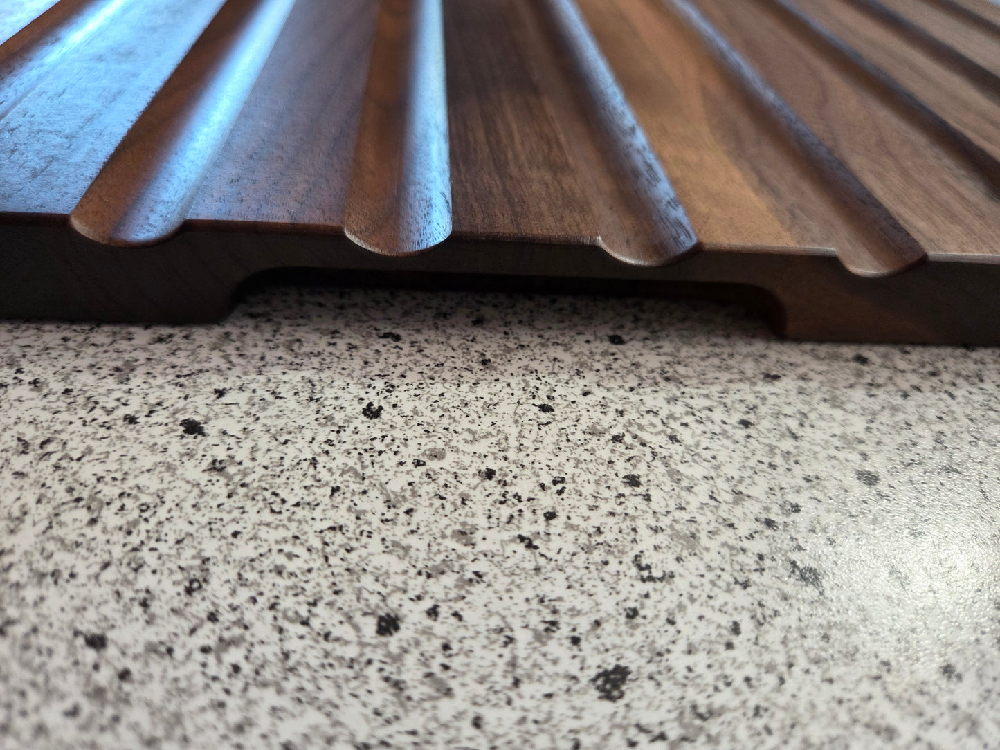 Schneidebrett Sardinien Brotschneidebrett mit Griffen und Krümelrillen