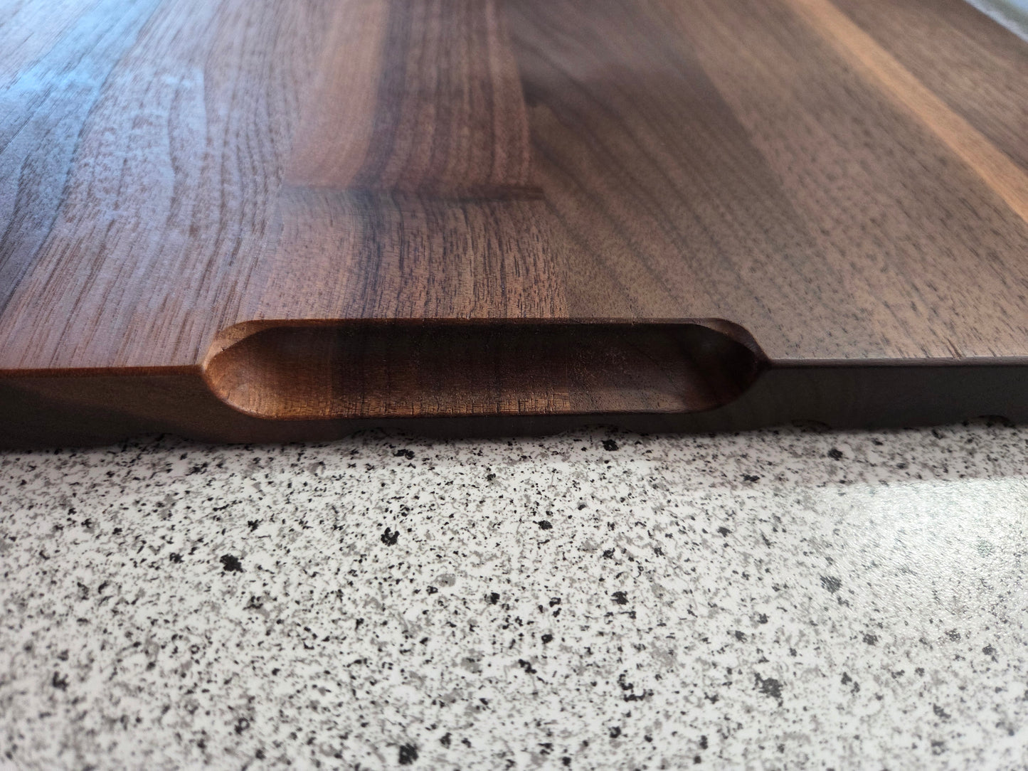 Schneidebrett Sardinien Brotschneidebrett mit Griffen und Krümelrillen