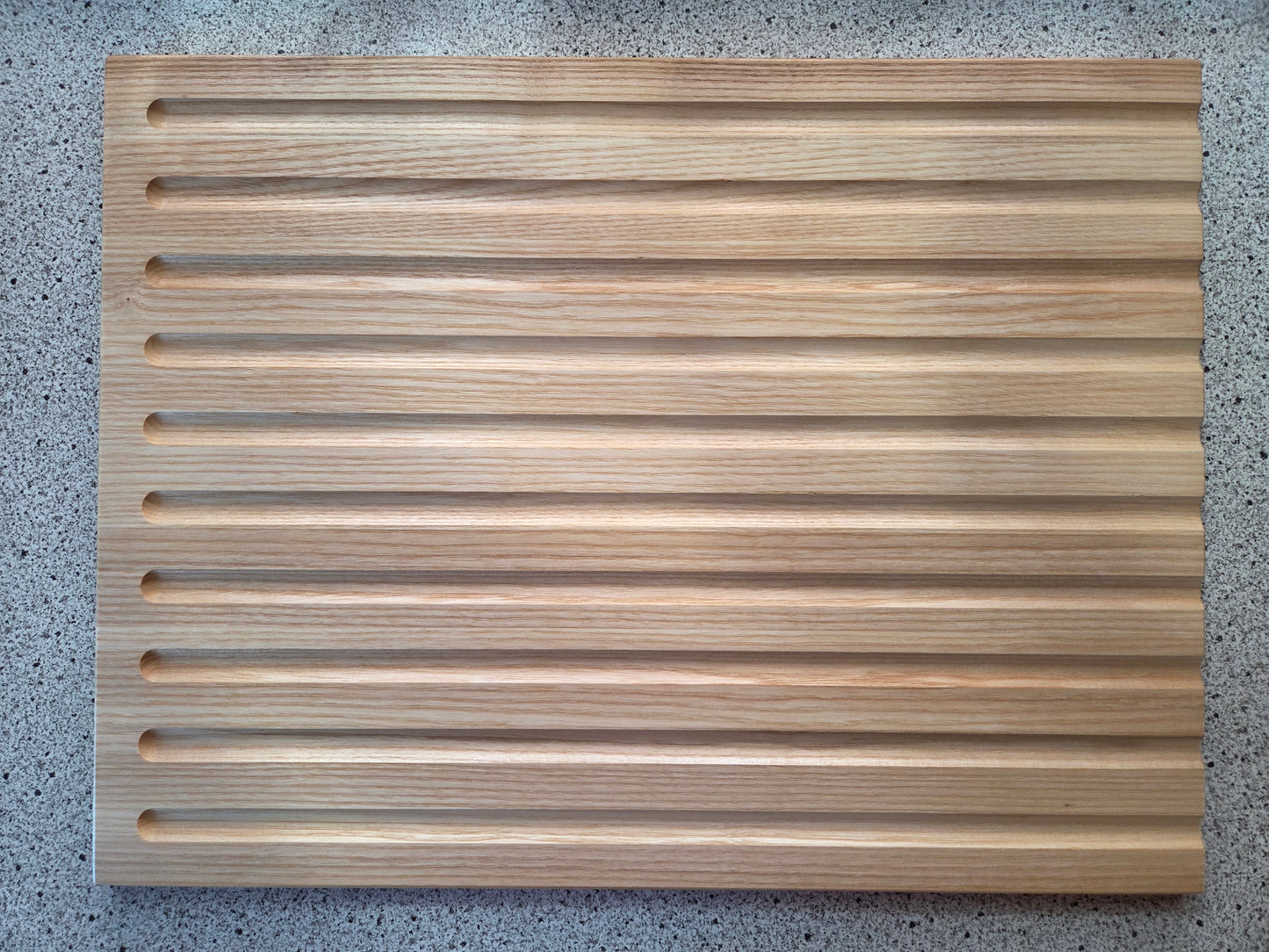 Schneidebrett Sardinien Brotschneidebrett mit Griffen und Krümelrillen