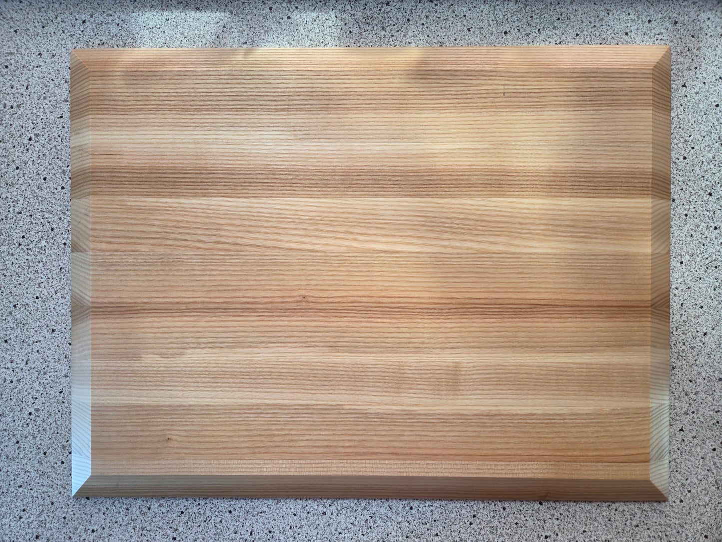 Schneidebrett Mallorca Massivholzbrett mit Designkante