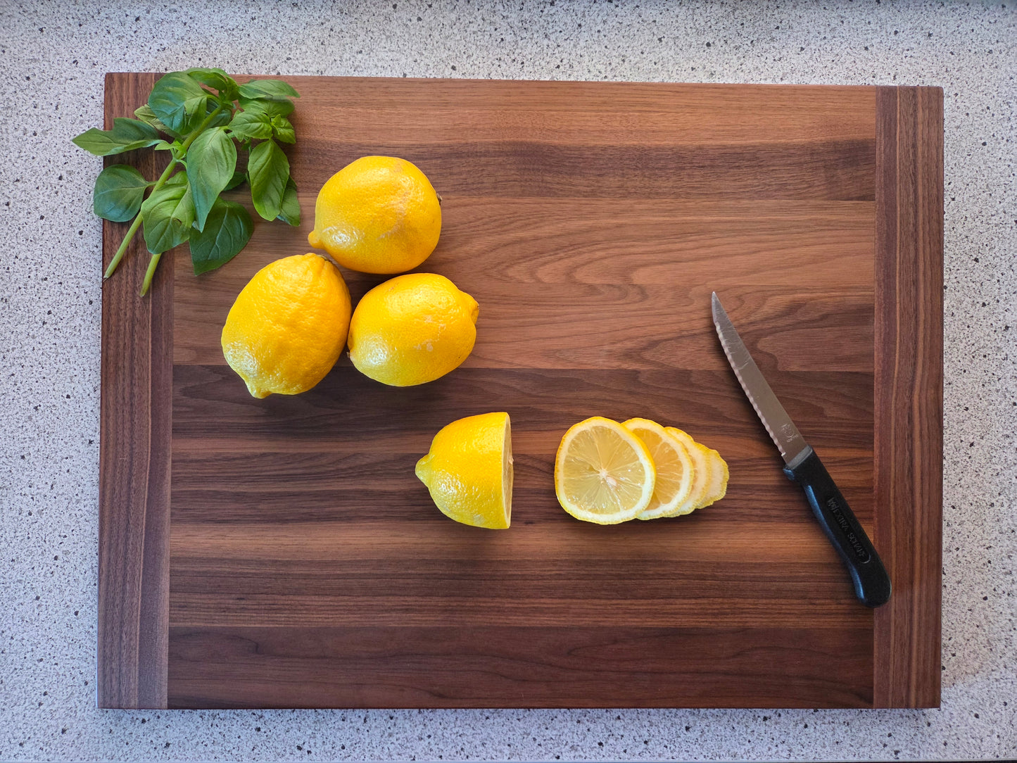 Schneidebrett Corsica – Massives Holzbrett mit beidseitiger Hirnholzleiste | Einzigartig & Naturbelassen