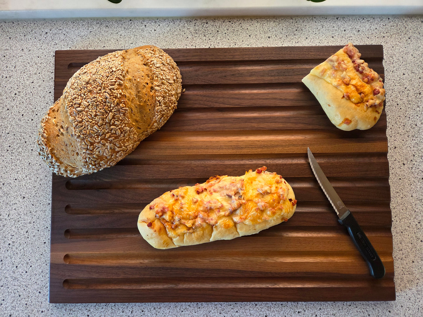 Schneidebrett Sardinien Brotschneidebrett mit Griffen und Krümelrillen