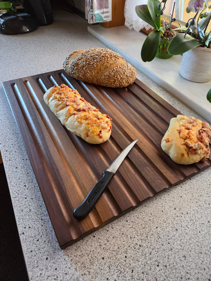 Schneidebrett Sardinien Brotschneidebrett mit Griffen und Krümelrillen
