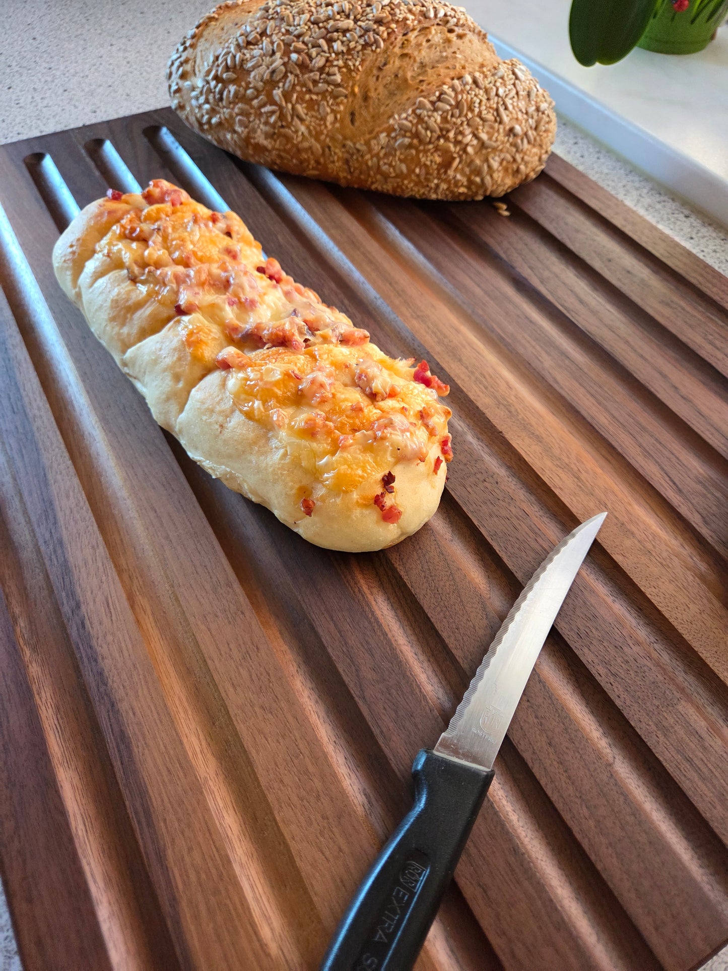 Schneidebrett Sardinien Brotschneidebrett mit Griffen und Krümelrillen