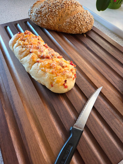 Schneidebrett Sardinien Brotschneidebrett mit Griffen und Krümelrillen