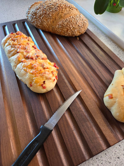Schneidebrett Sardinien Brotschneidebrett mit Griffen und Krümelrillen