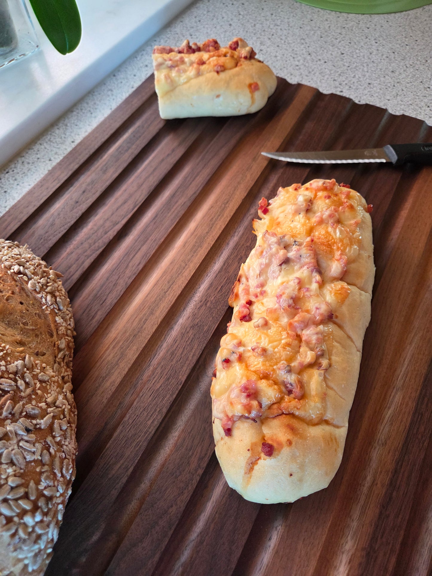 Schneidebrett Sardinien Brotschneidebrett mit Griffen und Krümelrillen