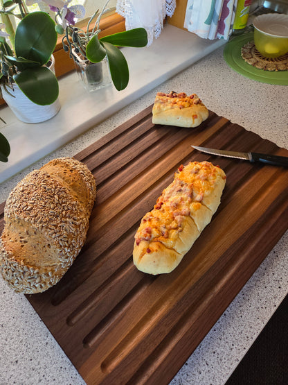 Schneidebrett Sardinien Brotschneidebrett mit Griffen und Krümelrillen