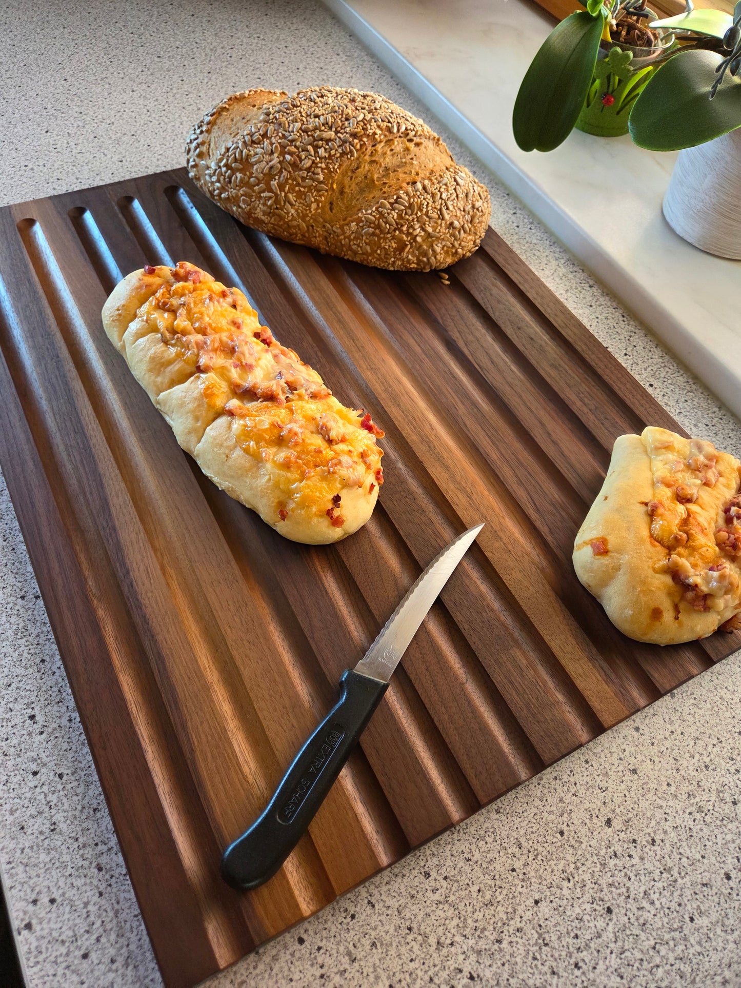 Schneidebrett Sardinien Brotschneidebrett mit Griffen und Krümelrillen