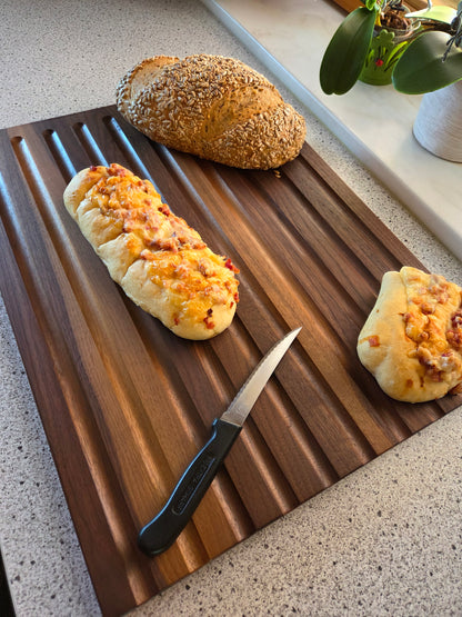 Schneidebrett Sardinien Brotschneidebrett mit Griffen und Krümelrillen