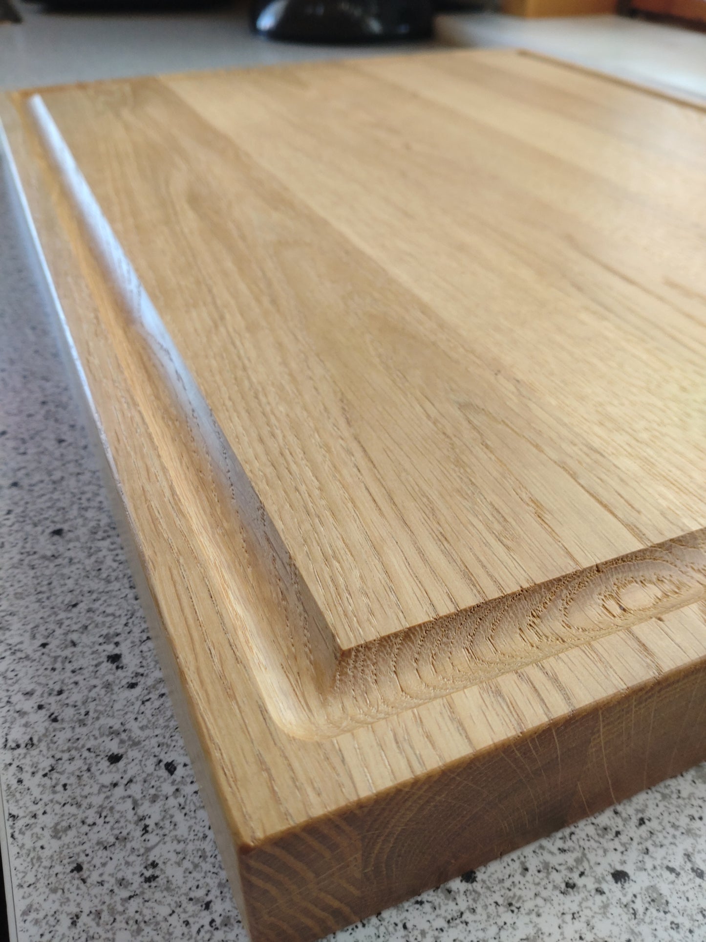 Schneidebrett Mauritius Zweiseitiges Massivholzbrett mit Saftrillen und Griff