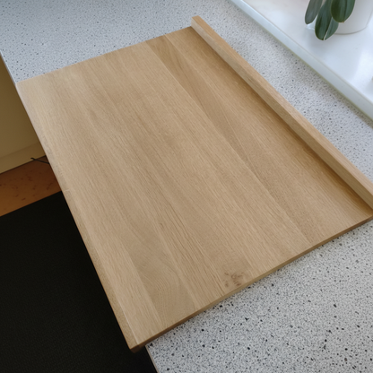 Backbrett „Kreta“ aus Eichenholz beim Ausrollen von Teig und Kneten von Brot in der Küche