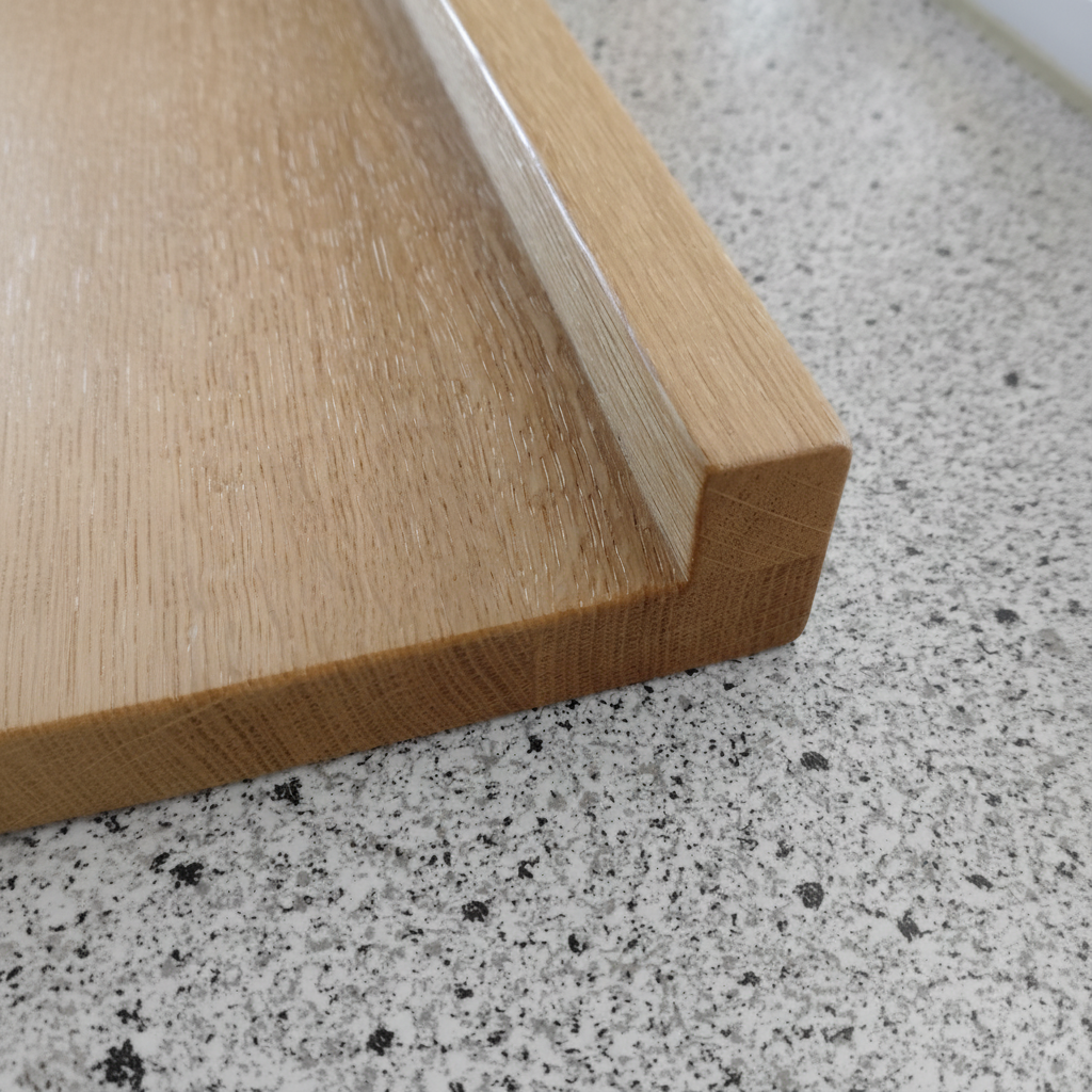 Backbrett „Kreta“ aus Eiche mit stabiler Anschlagleiste, Detailaufnahme, handgefertigt