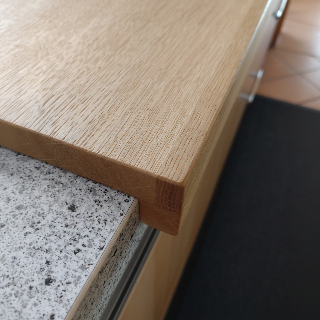 Backbrett „Kreta“ aus Eiche mit stabiler Anschlagleiste, Detailaufnahme, handgefertigt