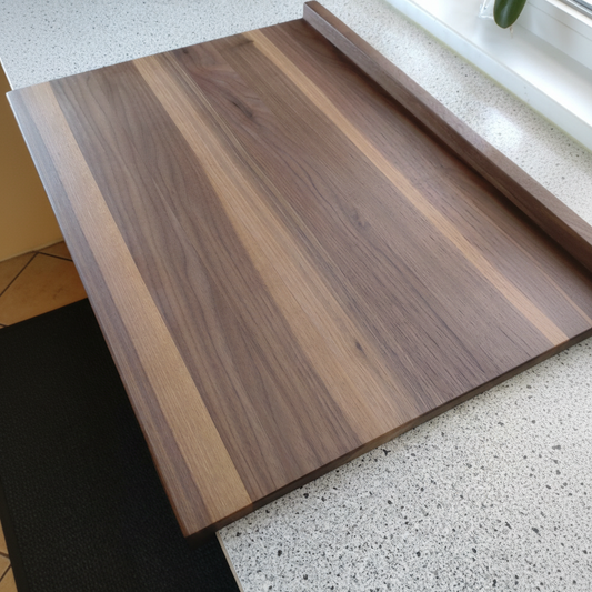 Backbrett „Kreta“ aus Nussbaum beim Ausrollen von Teig und Kneten von Brot in der Küche