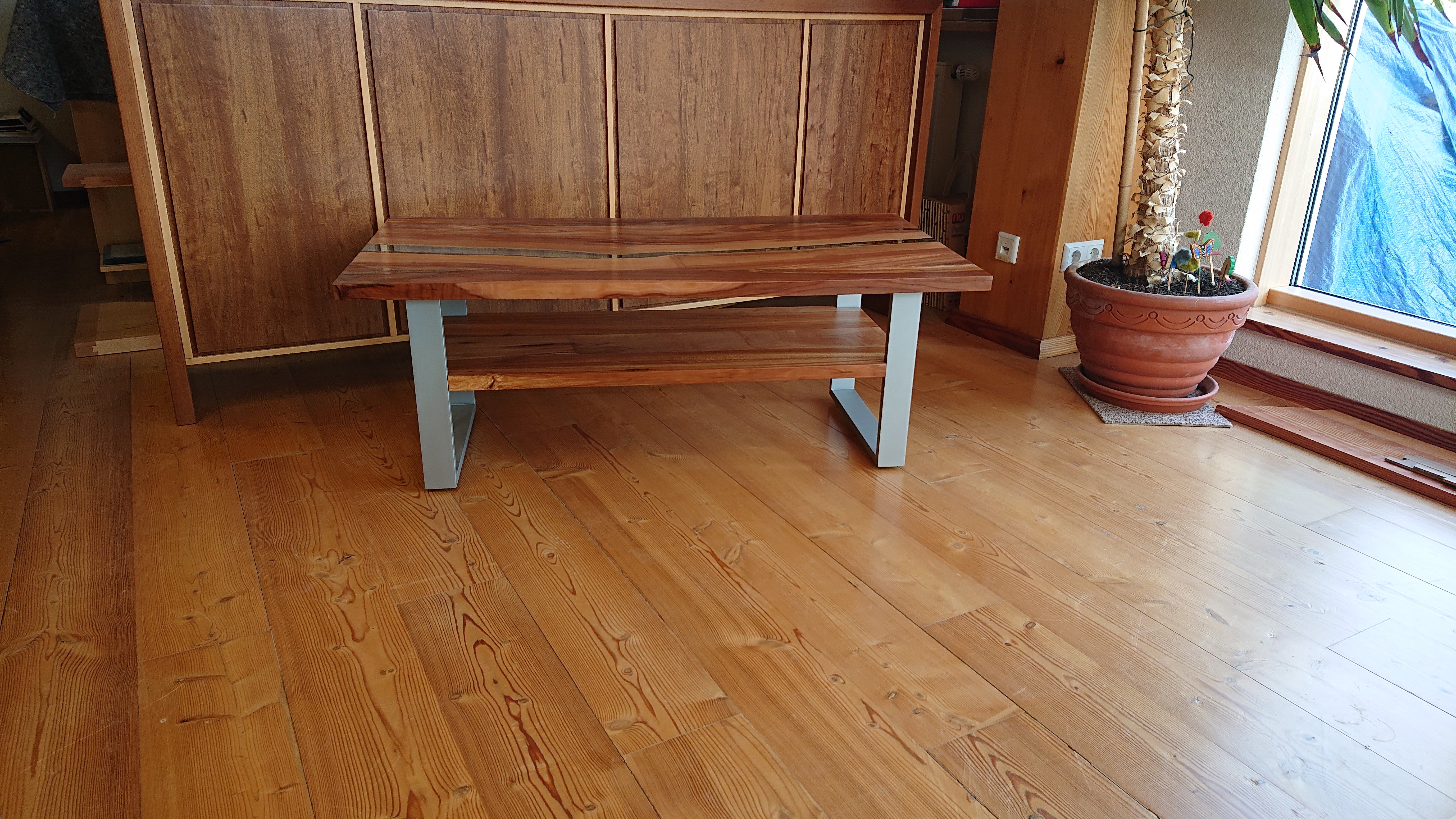 Detailaufnahme der Maserung des Apfelholzes beim Couchtisch „Florenz“