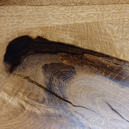 Nahaufnahme des transparenten Epoxidharz-Akzents in den Ästen des Esszimmertischs „Milano“