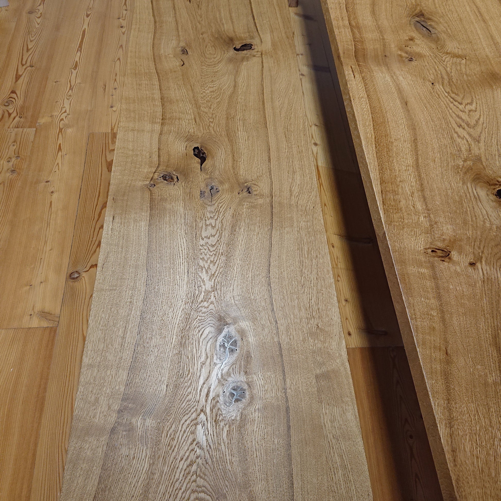 Nahaufnahme der markanten Maserung und Epoxidharz-Details des Esszimmertischs „Milano“