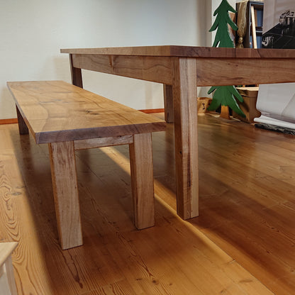 Seitenansicht des Esszimmertischs „Milano“ aus massiver Eiche mit Epoxidharz