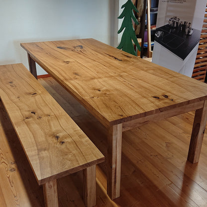 Esszimmertisch „Milano“ aus Eiche mit Epoxidharz, Vorderansicht, geölte Oberfläche