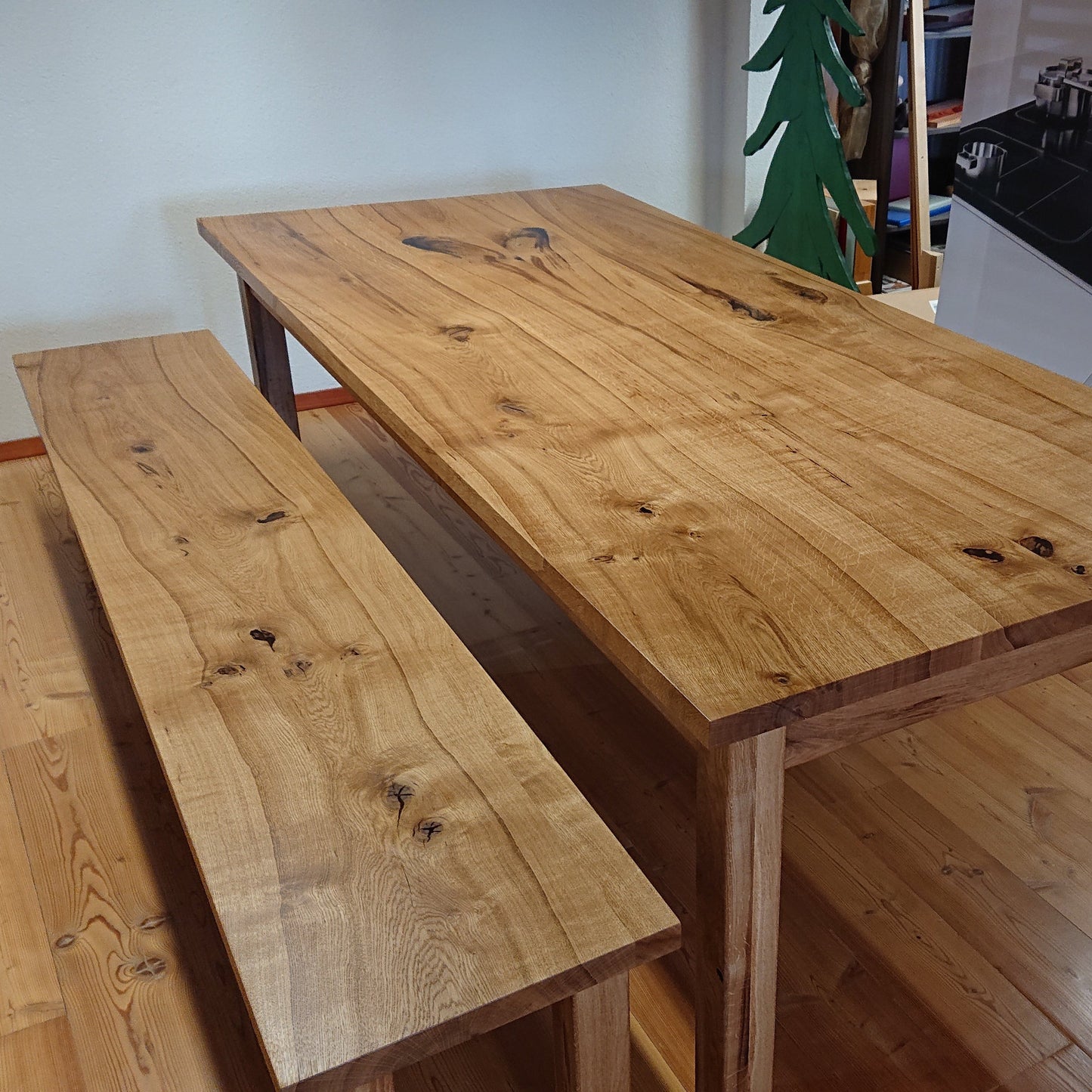 Esszimmertisch „Milano“ mit passender Sitzbank aus Eiche und Epoxidharz, Blick auf Gesamtdesign