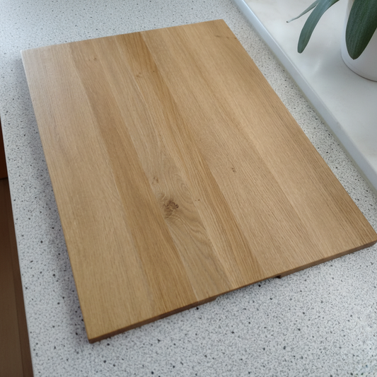 Schneidebrett „Ibiza“ aus Eiche beim Servieren von Speisen