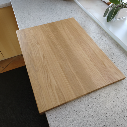 Schneidebrett „Madeira“ aus Eiche beim Schneiden von Gemüse und Anrichten von Speisen in der Küche