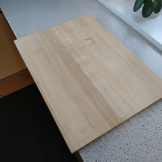 Schneidebrett „Madeira“ aus Esche beim Hacken von Gemüse und Anrichten von Speisen in der Küche