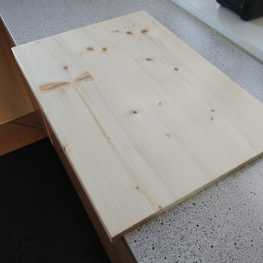 Schneidebrett „Madeira“ aus Fichte beim Schneiden von Brot oder Gemüse in der Küche