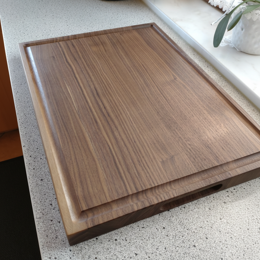 Schneidebrett „Mauritius“ aus Nussbaum beim Schneiden von Fleisch mit Saftrille