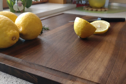Schneidebrett Santorini Massives Holzbrett mit Saftrille