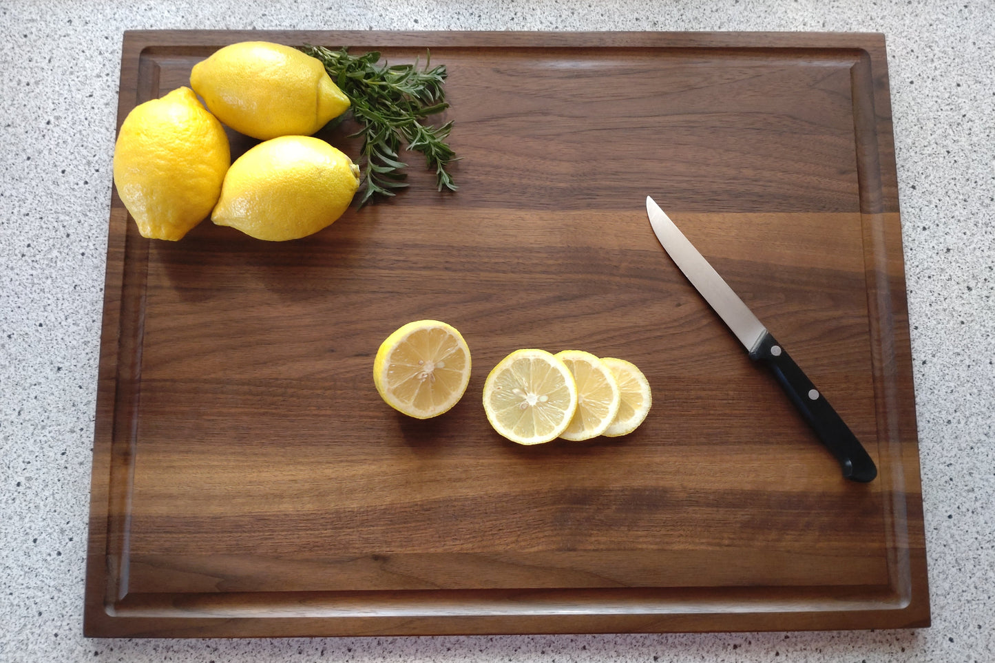 Schneidebrett Santorini Massives Holzbrett mit Saftrille