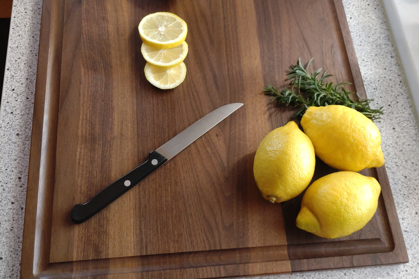 Schneidebrett Santorini Massives Holzbrett mit Saftrille