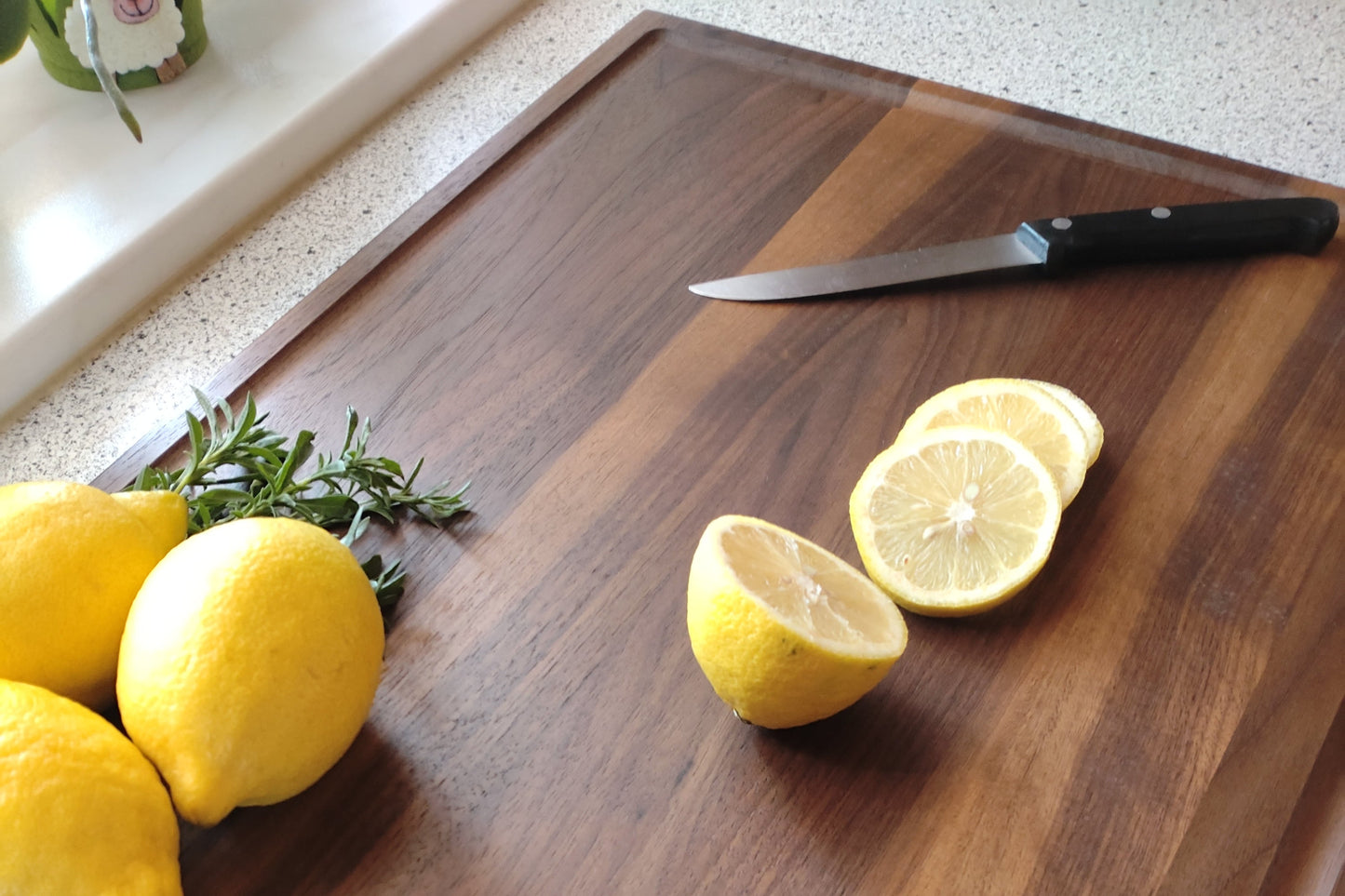 Schneidebrett Santorini Massives Holzbrett mit Saftrille